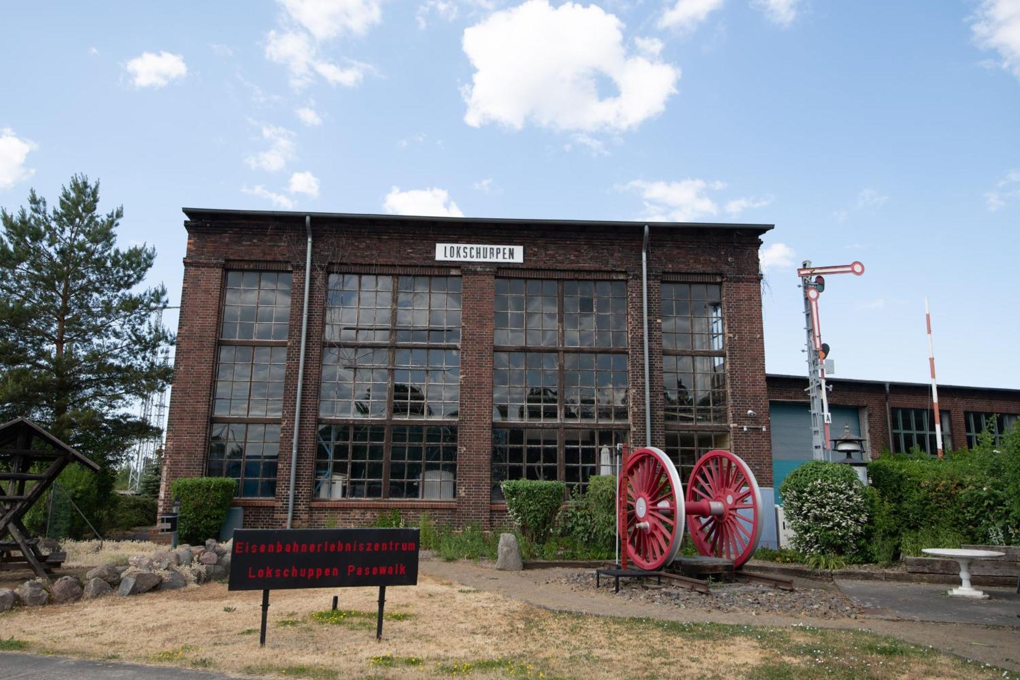 Lokschuppen Pasewalk- Gaestehaus Lokschuppen Esterno foto